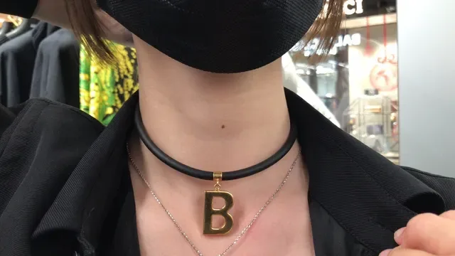 Balenciaga B Logo قلادة سوداء ذهبية بحبل مطاطي 2