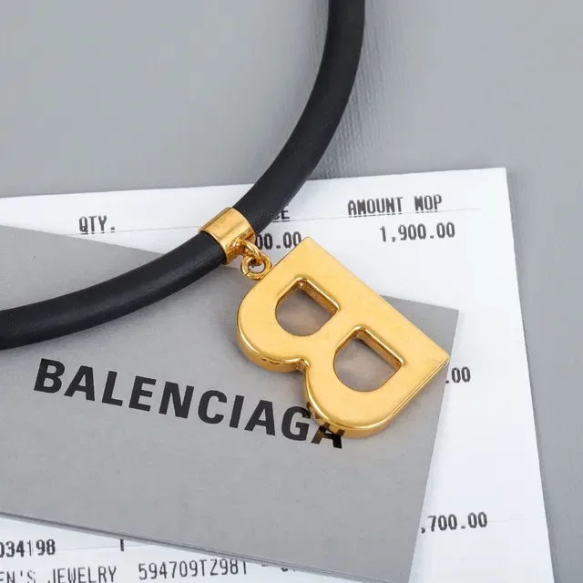 Balenciaga B Logo قلادة سوداء ذهبية بحبل مطاطي 6