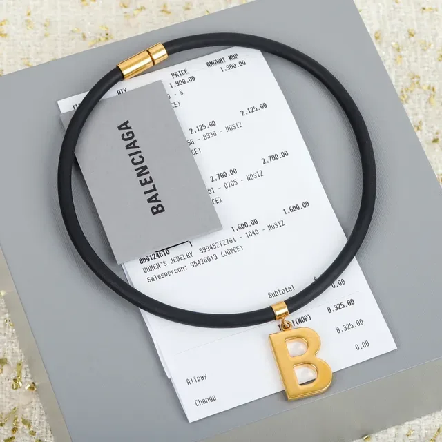 Balenciaga B Logo قلادة سوداء ذهبية بحبل مطاطي 7