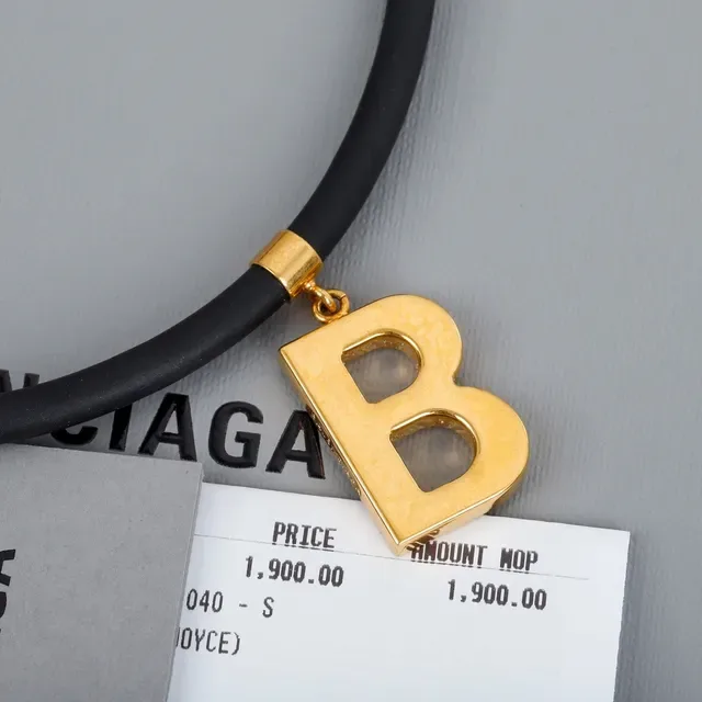 Balenciaga B Logo قلادة سوداء ذهبية بحبل مطاطي 8
