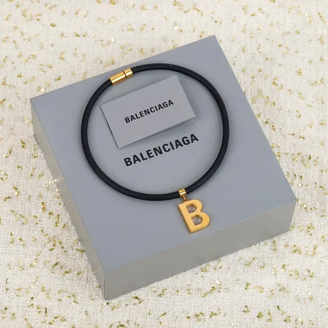 Balenciaga B Logo قلادة سوداء ذهبية بحبل مطاطي 9