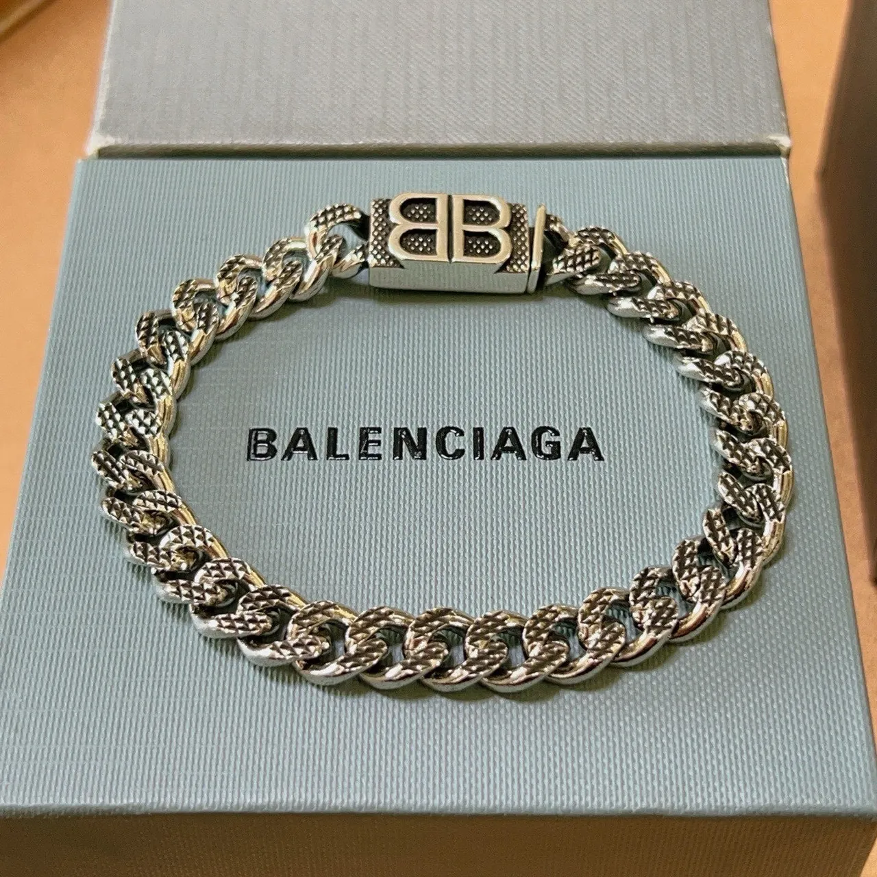 Balenciaga BB Chain Bracelet Pulseira de metal prateado 2
