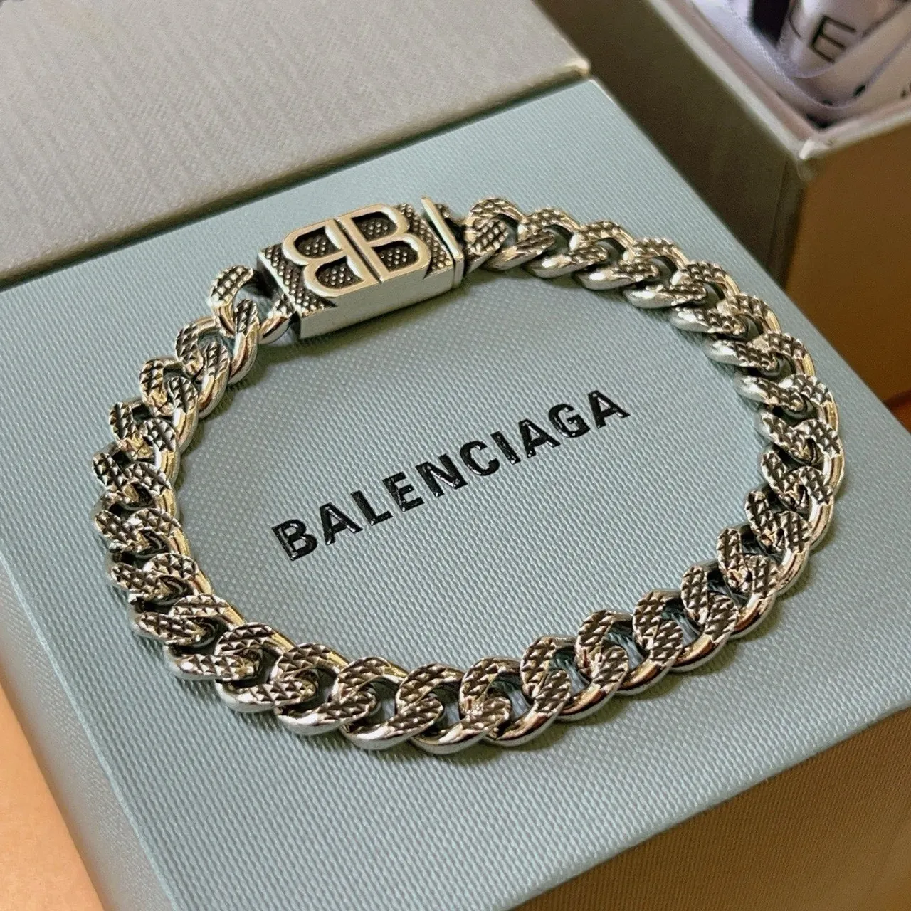 Balenciaga BB Chain Bracelet Pulseira de metal prateado 3