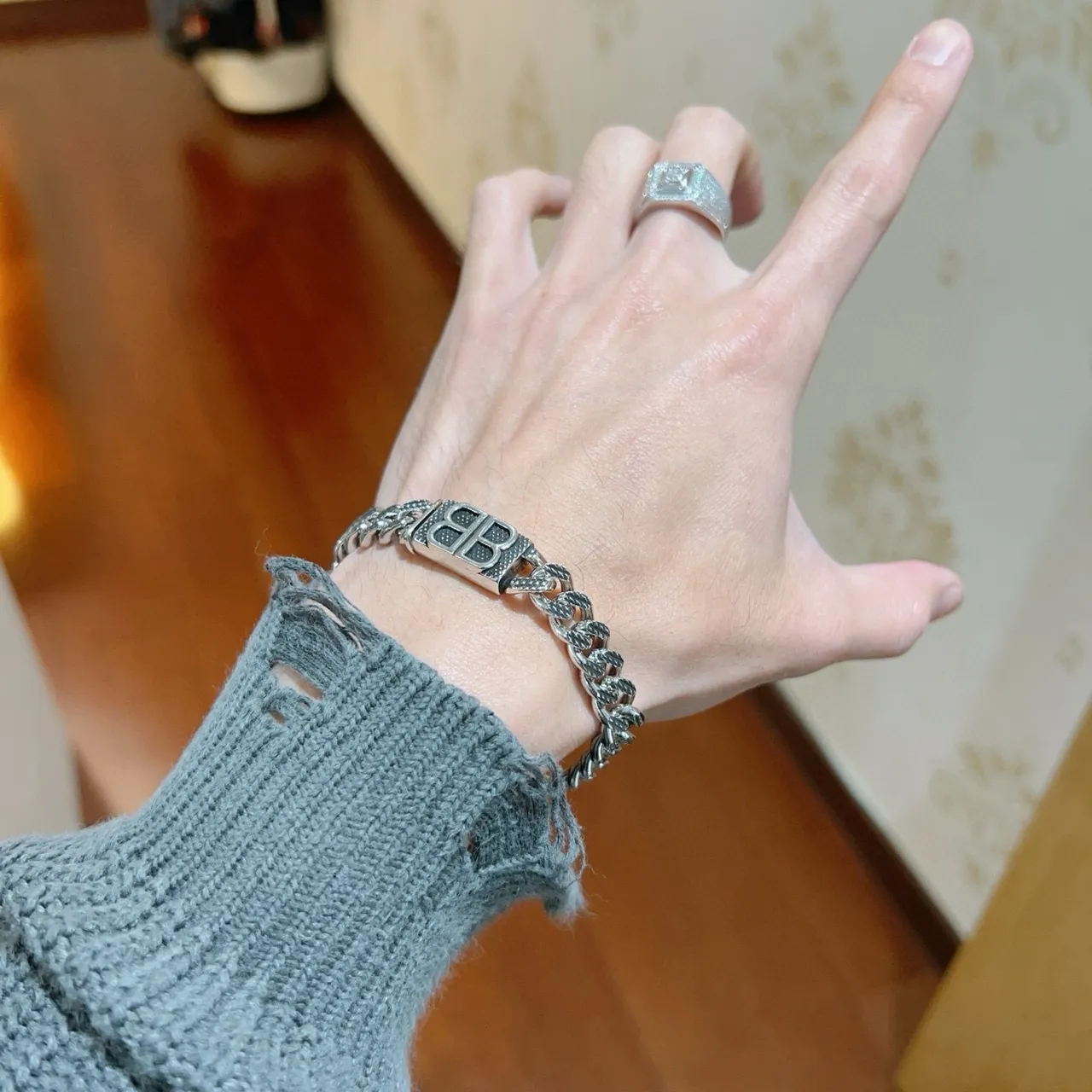 Balenciaga BB Chain Bracelet Pulseira de metal prateado 4