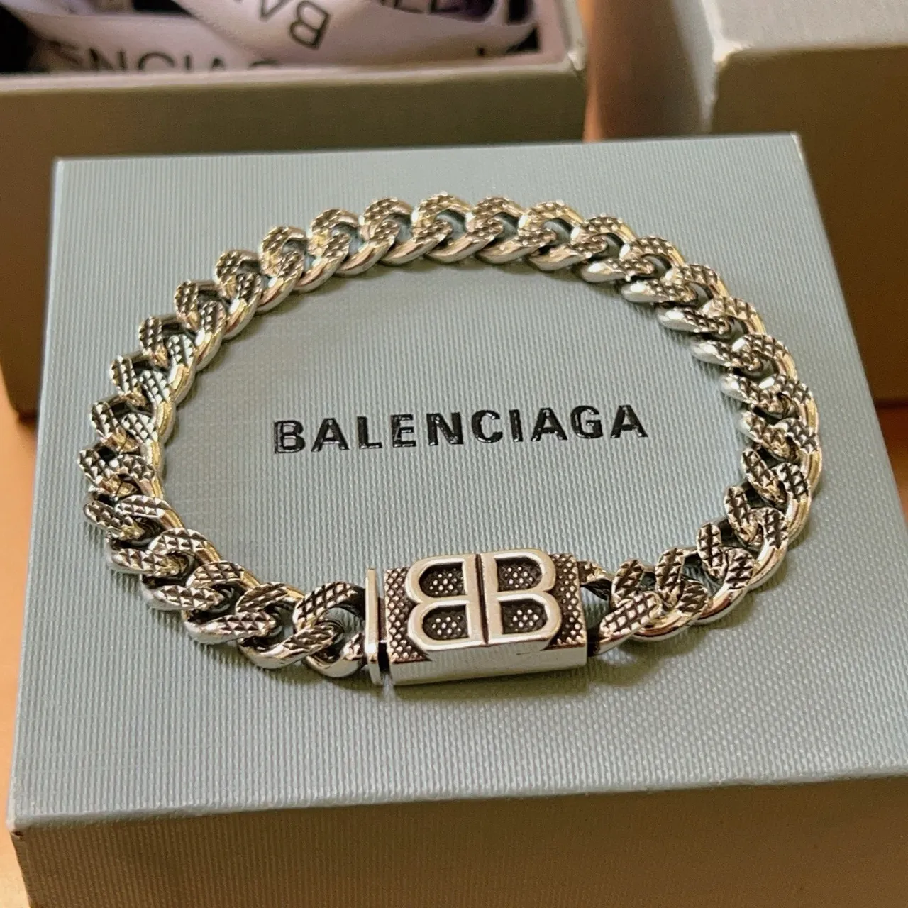 Balenciaga BB Chain Bracelet Pulseira de metal prateado 5