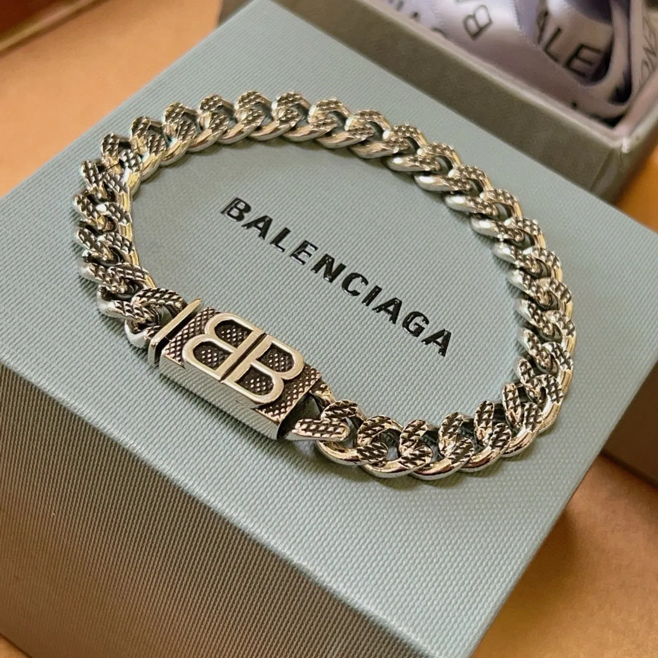 Balenciaga BB Chain Bracelet Pulseira de metal prateado 6