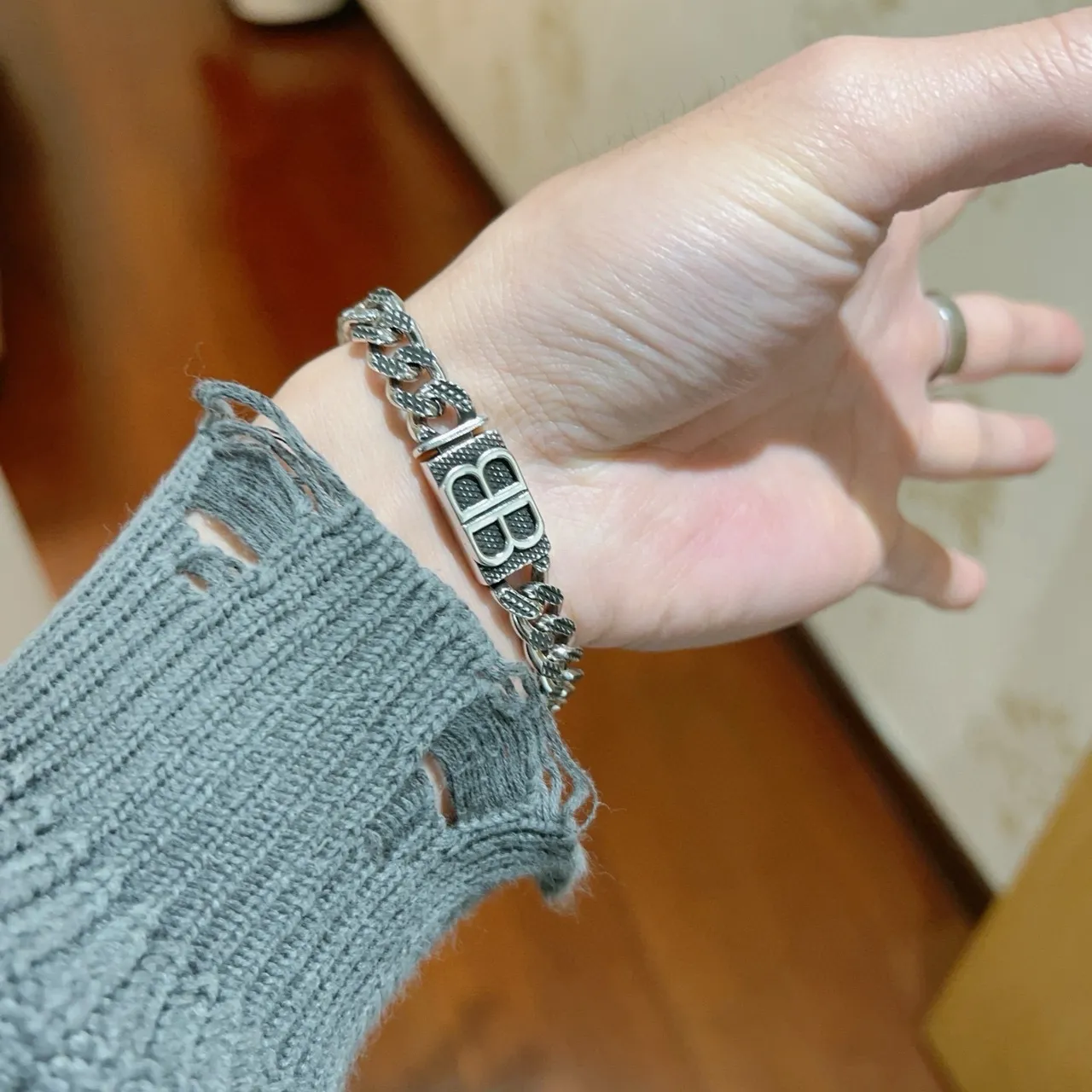 Balenciaga BB Chain Bracelet Pulseira de metal prateado 7