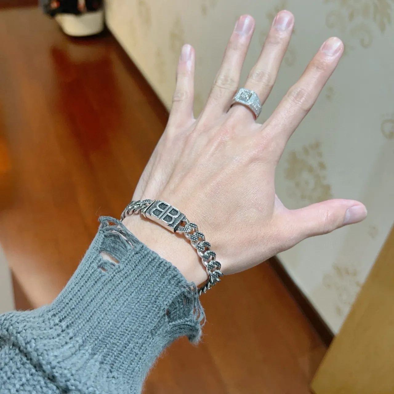 Balenciaga BB Chain Bracelet Pulseira de metal prateado 8