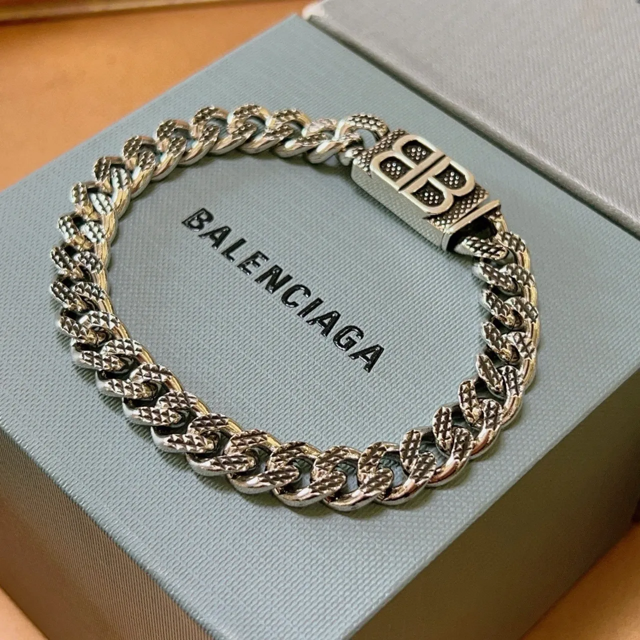Balenciaga BB Chain Bracelet Pulseira de metal prateado 9