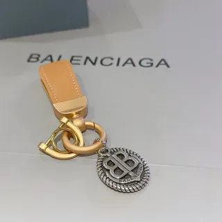 Balenciaga BB Charm سوار جلد بيج ذهبي هاردوير