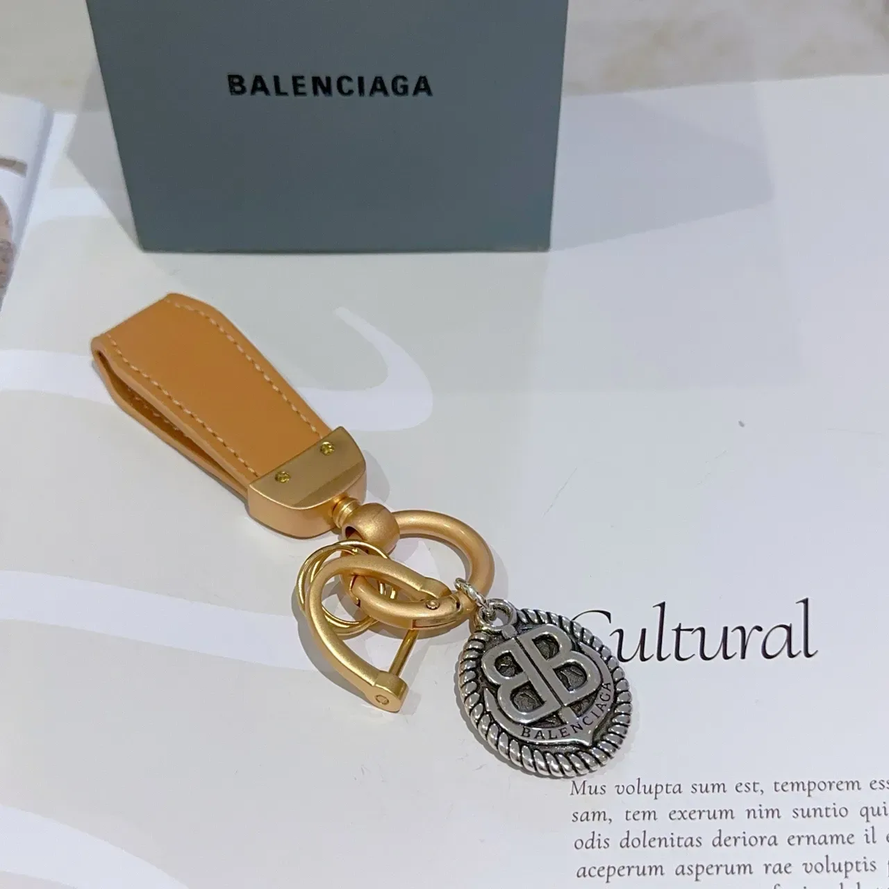 Balenciaga BB Charm Bracelet cuir beige avec hardware doré 2