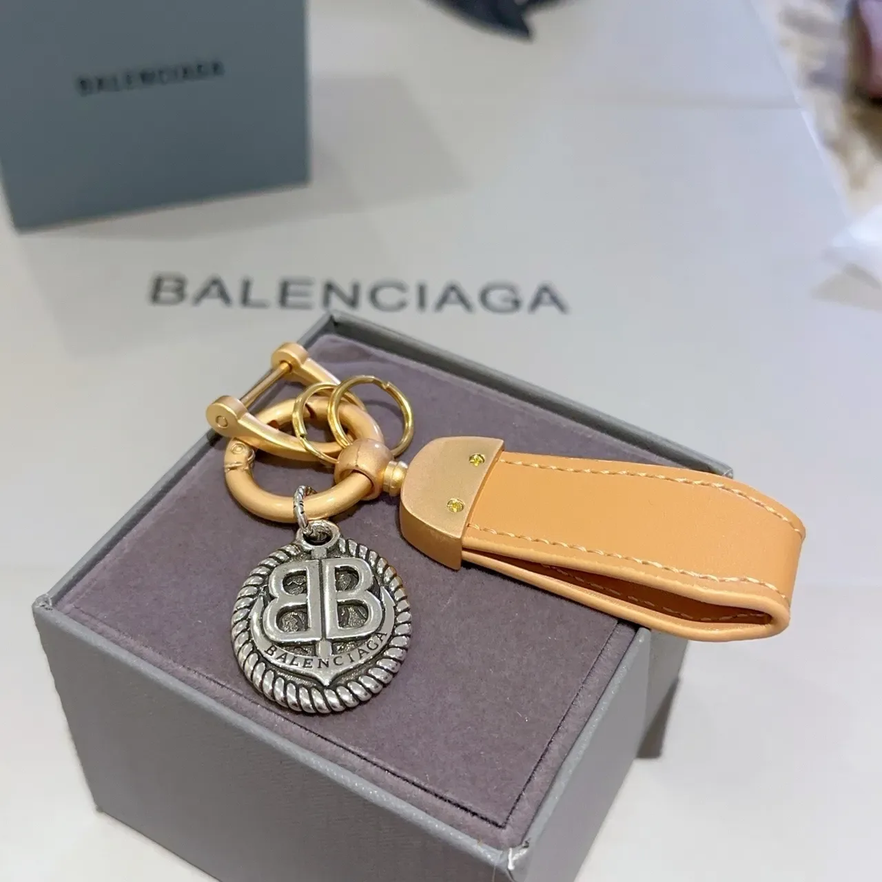 Balenciaga BB Charm Bracelet cuir beige avec hardware doré 3
