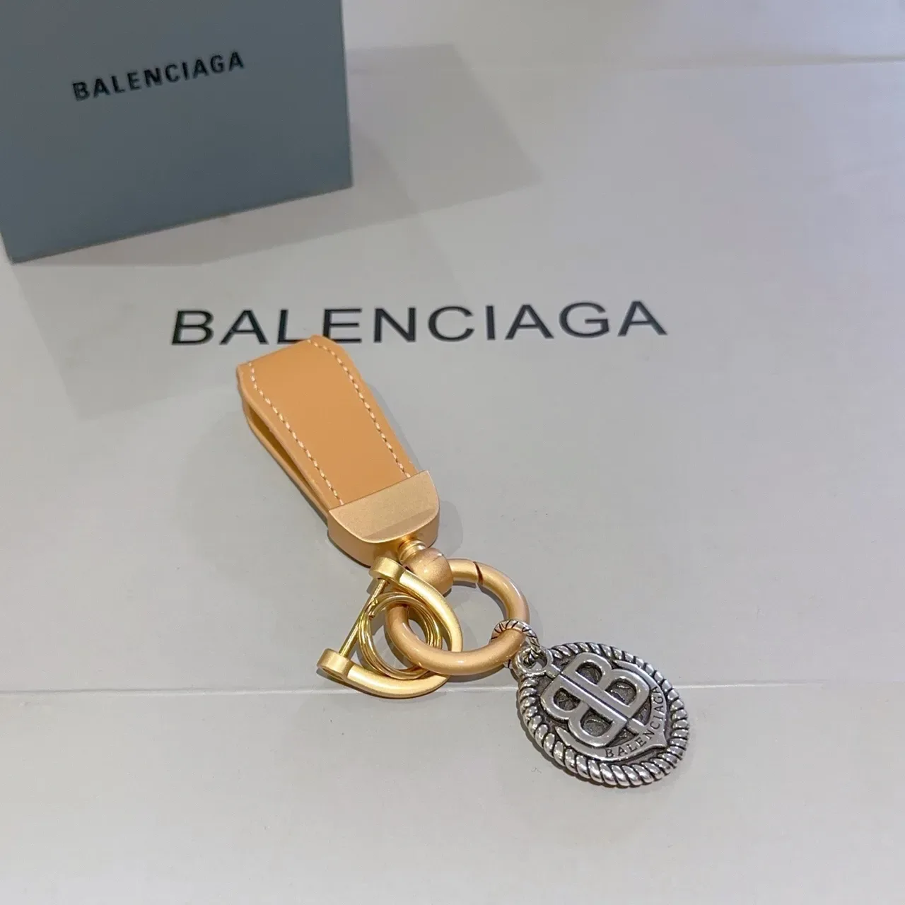 Balenciaga BB Charm Bracelet cuir beige avec hardware doré 4