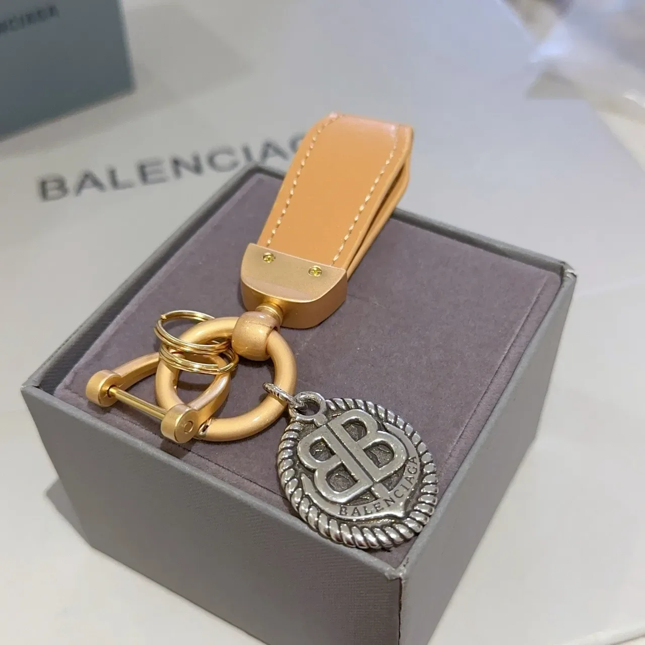 Balenciaga BB Charm Bracelet cuir beige avec hardware doré 5