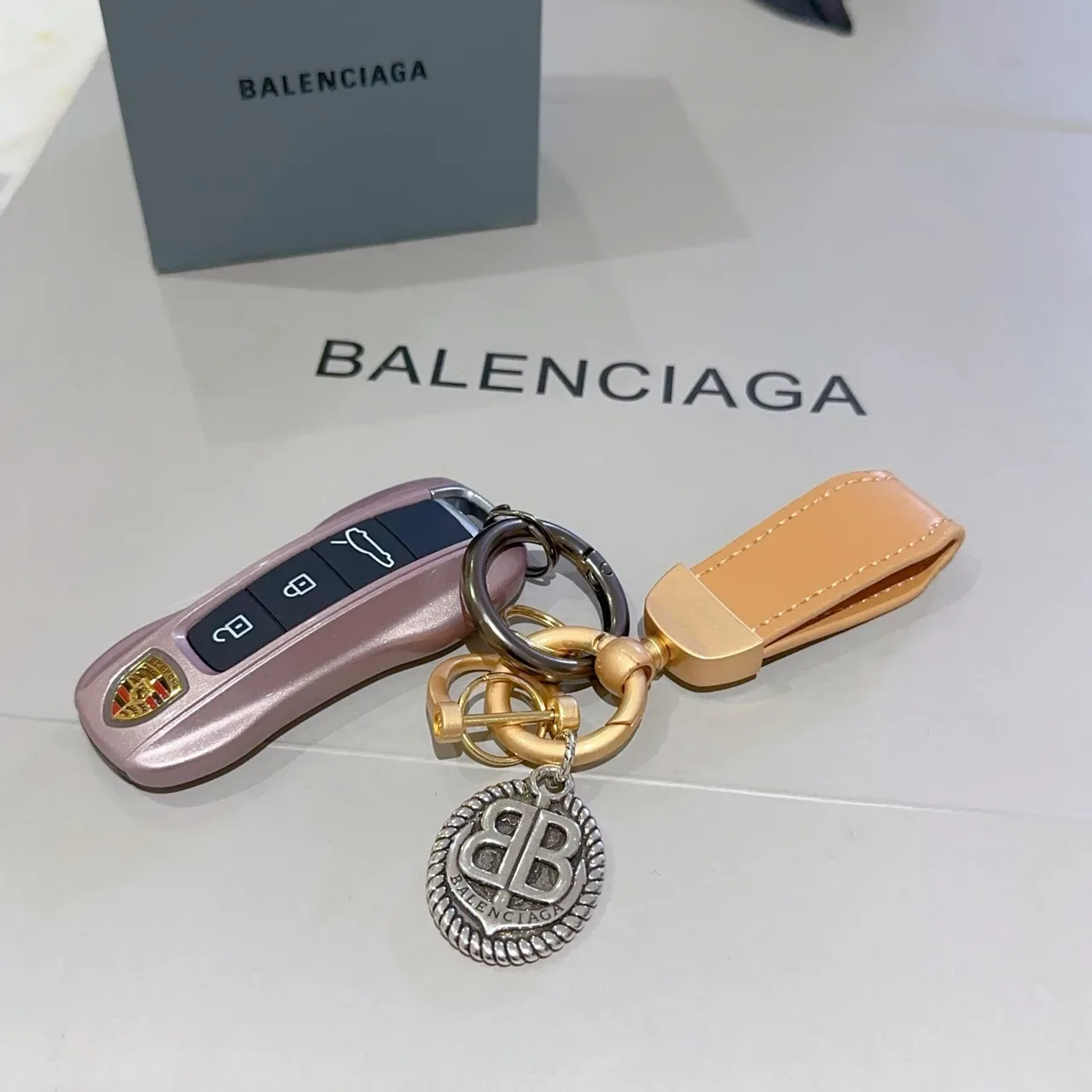 Balenciaga BB Charm Bracelet cuir beige avec hardware doré 6