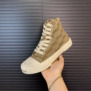 Balenciaga Zapatillas lifestyle beige y blanco con monograma de jacquard de canvas de media caña con silueta