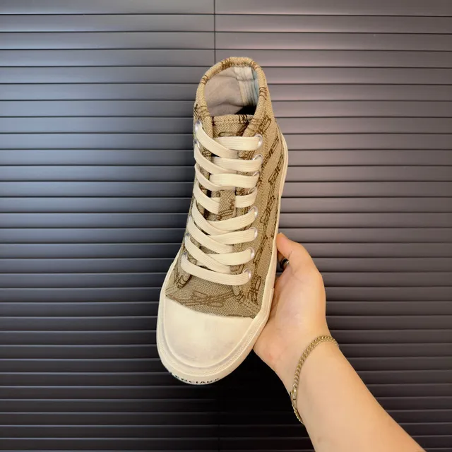 Balenciaga Zapatillas lifestyle beige y blanco con monograma de jacquard de canvas de media caña con silueta 5
