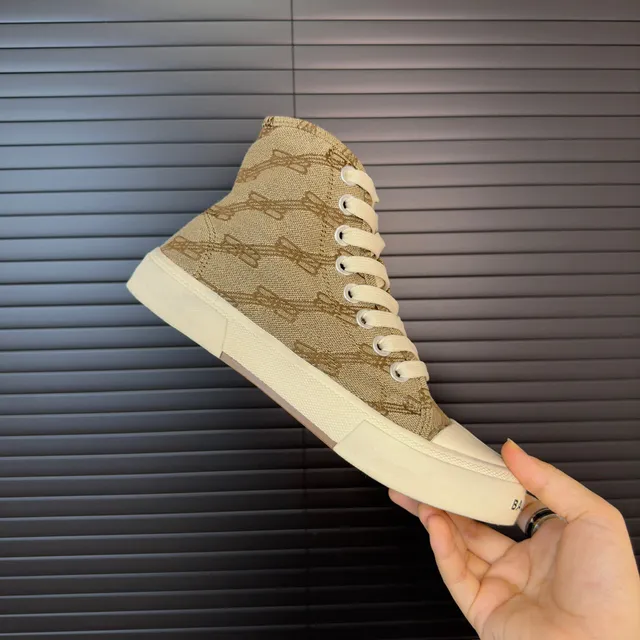 Balenciaga Zapatillas lifestyle beige y blanco con monograma de jacquard de canvas de media caña con silueta 6