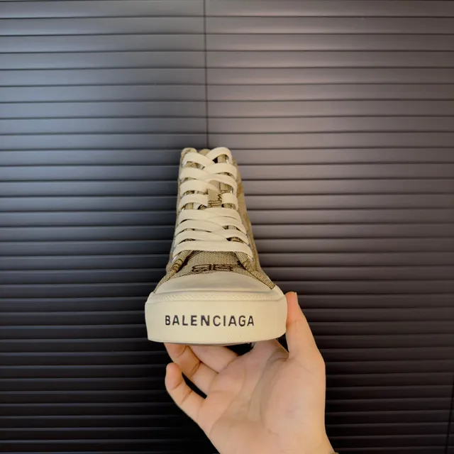Balenciaga Zapatillas lifestyle beige y blanco con monograma de jacquard de canvas de media caña con silueta 7