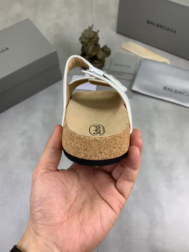 Balenciaga Buckle Slide sandales en cuir blanches 3