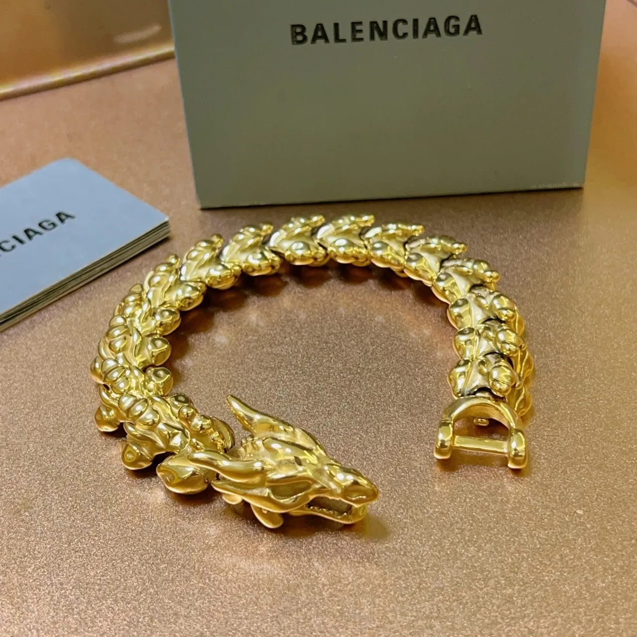Balenciaga نقشة التنين بلون ذهبي سوار الربط الورقي 2