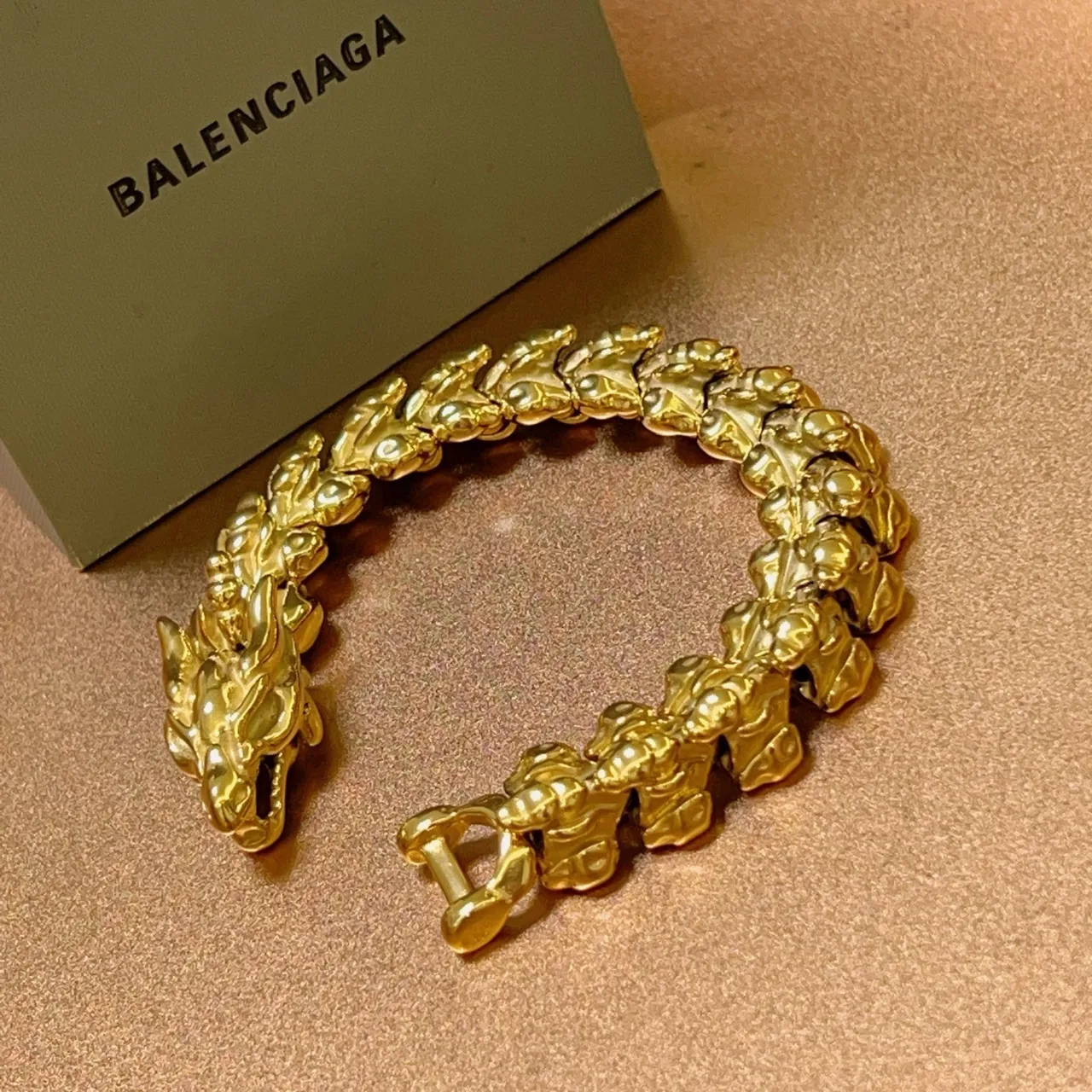 Balenciaga نقشة التنين بلون ذهبي سوار الربط الورقي 5