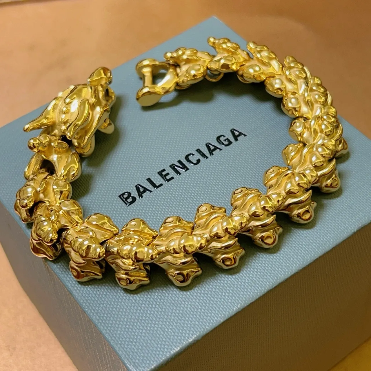 Balenciaga نقشة التنين بلون ذهبي سوار الربط الورقي 6