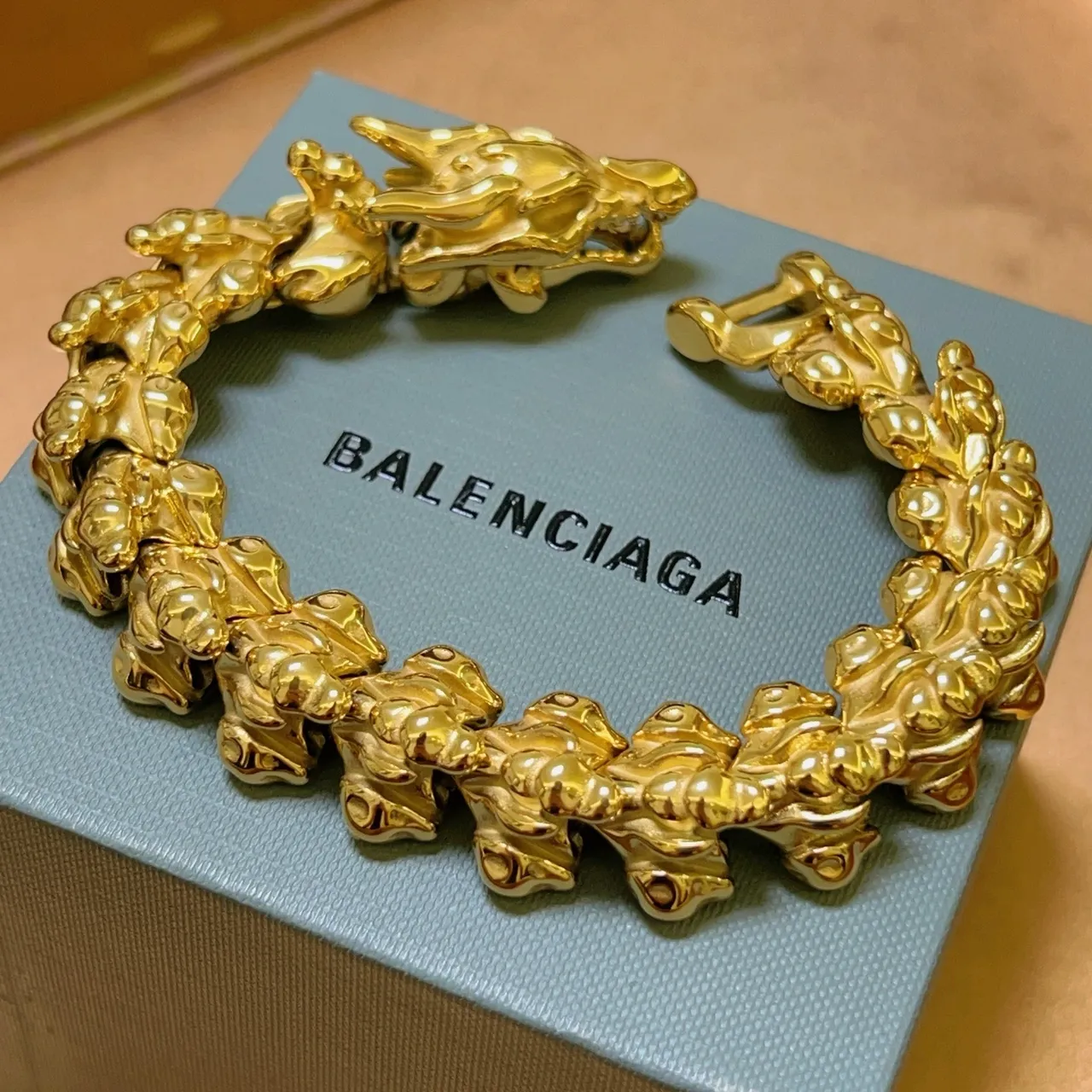 Balenciaga نقشة التنين بلون ذهبي سوار الربط الورقي 9