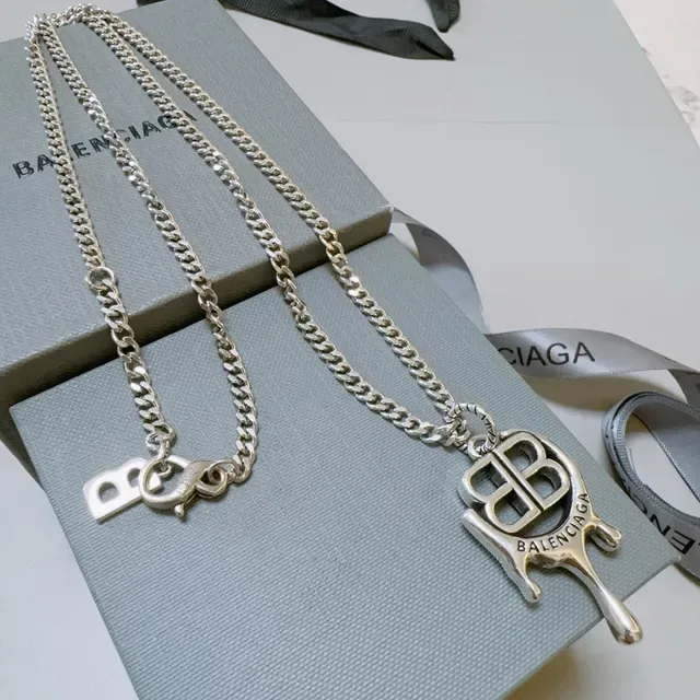 Balenciaga Dripping BB Logo قلادة سلسلة فضية 6