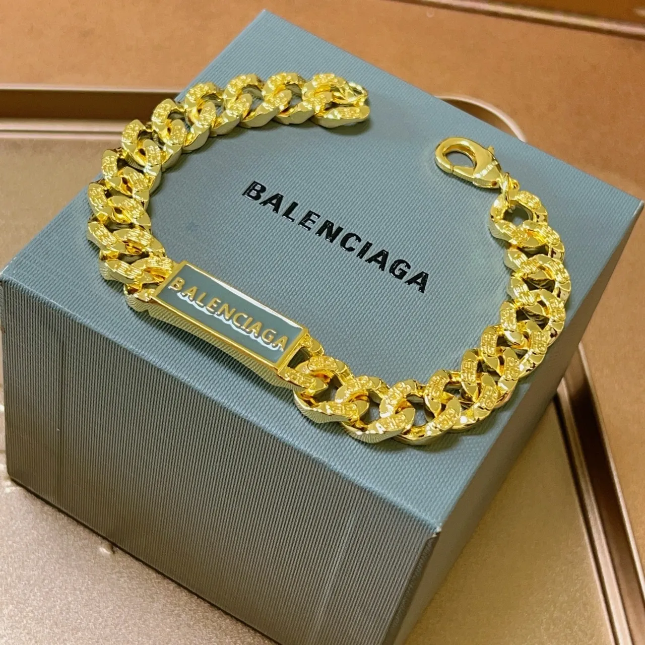 Bracelet Balenciaga Chaîne Logo Or et Émail Bleu Clair 3