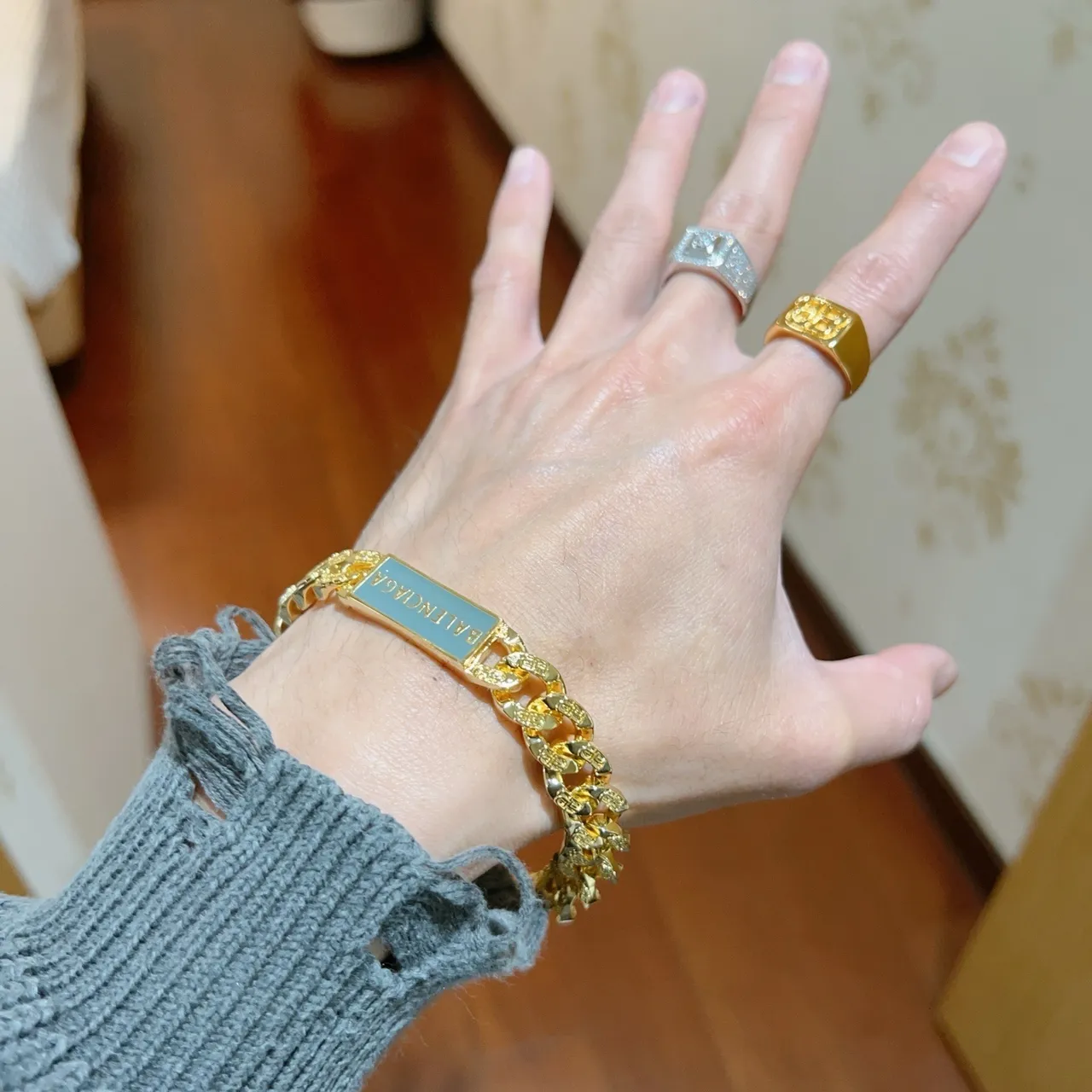Bracelet Balenciaga Chaîne Logo Or et Émail Bleu Clair 4