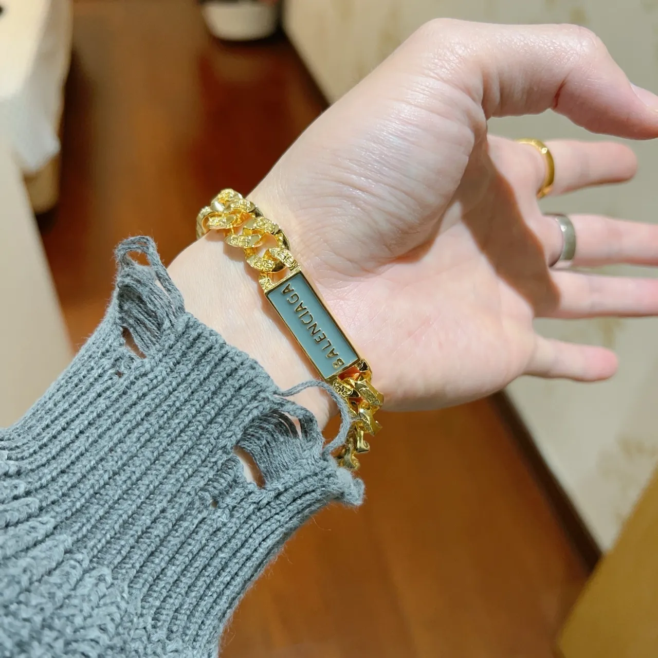 Bracelet Balenciaga Chaîne Logo Or et Émail Bleu Clair 7