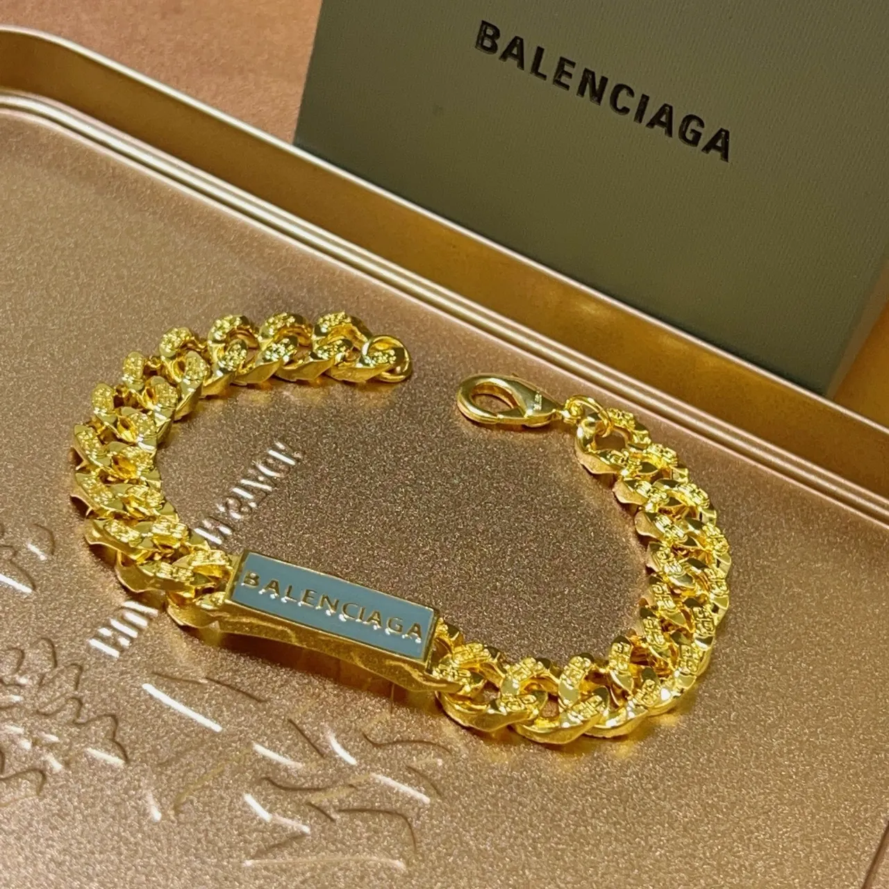 Bracelet Balenciaga Chaîne Logo Or et Émail Bleu Clair 9