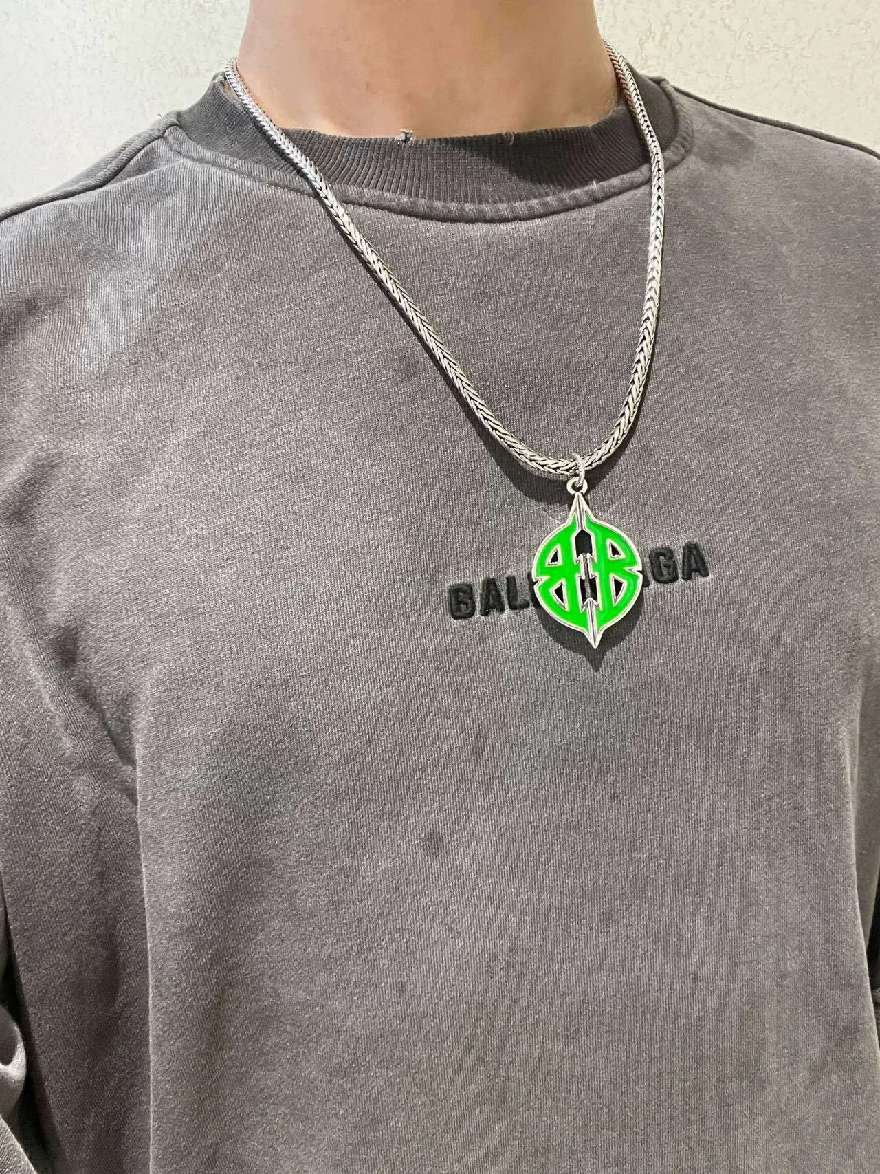 Balenciaga Logo Colgante de hoja verde plata cadena trenzada esmaltada 2