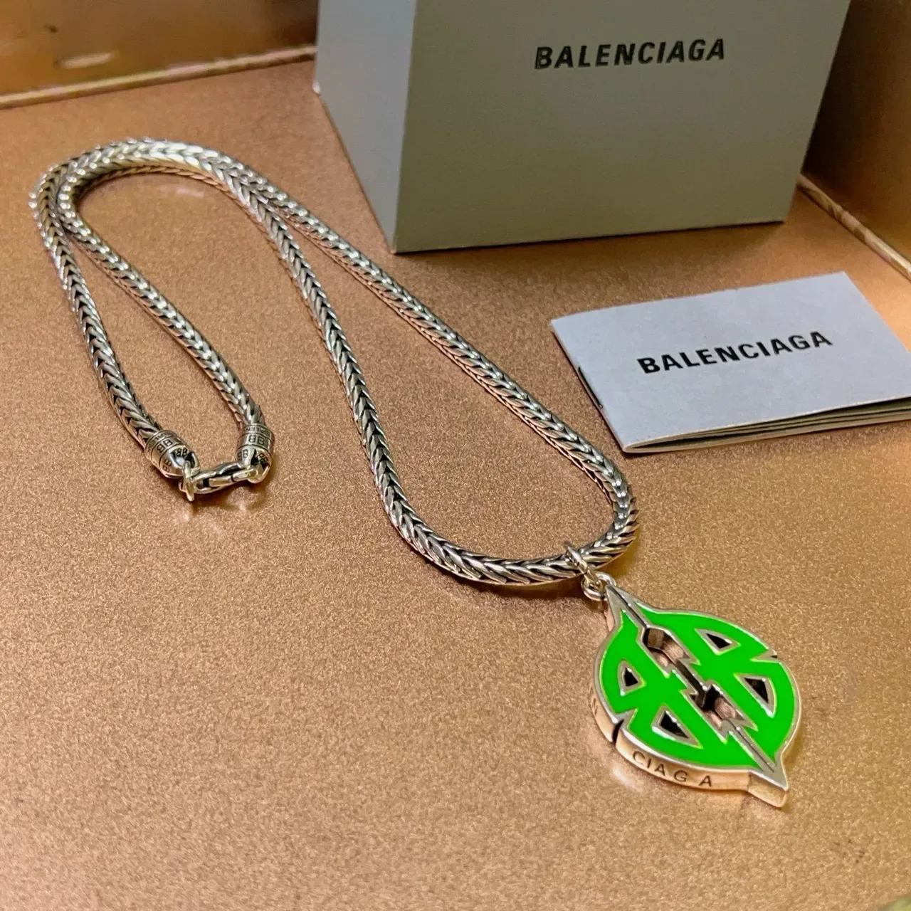Balenciaga Logo Colgante de hoja verde plata cadena trenzada esmaltada 3