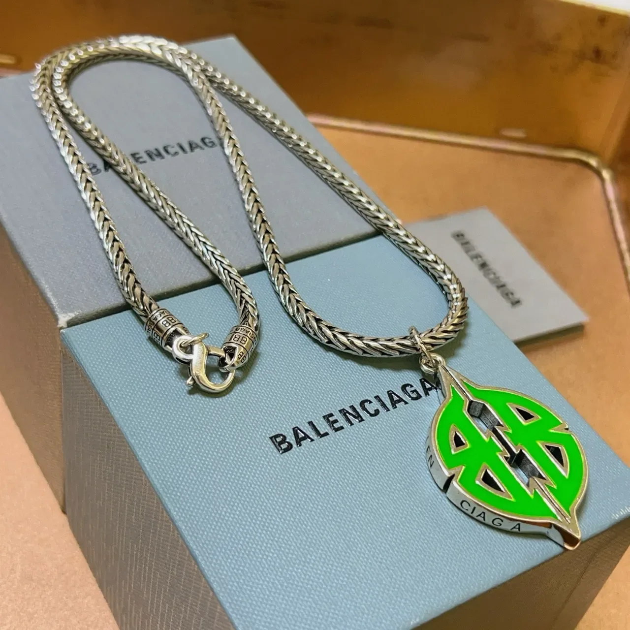 Balenciaga Logo Colgante de hoja verde plata cadena trenzada esmaltada 4
