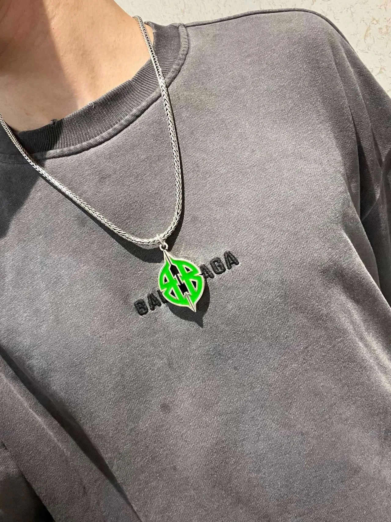 Balenciaga Logo Colgante de hoja verde plata cadena trenzada esmaltada 5