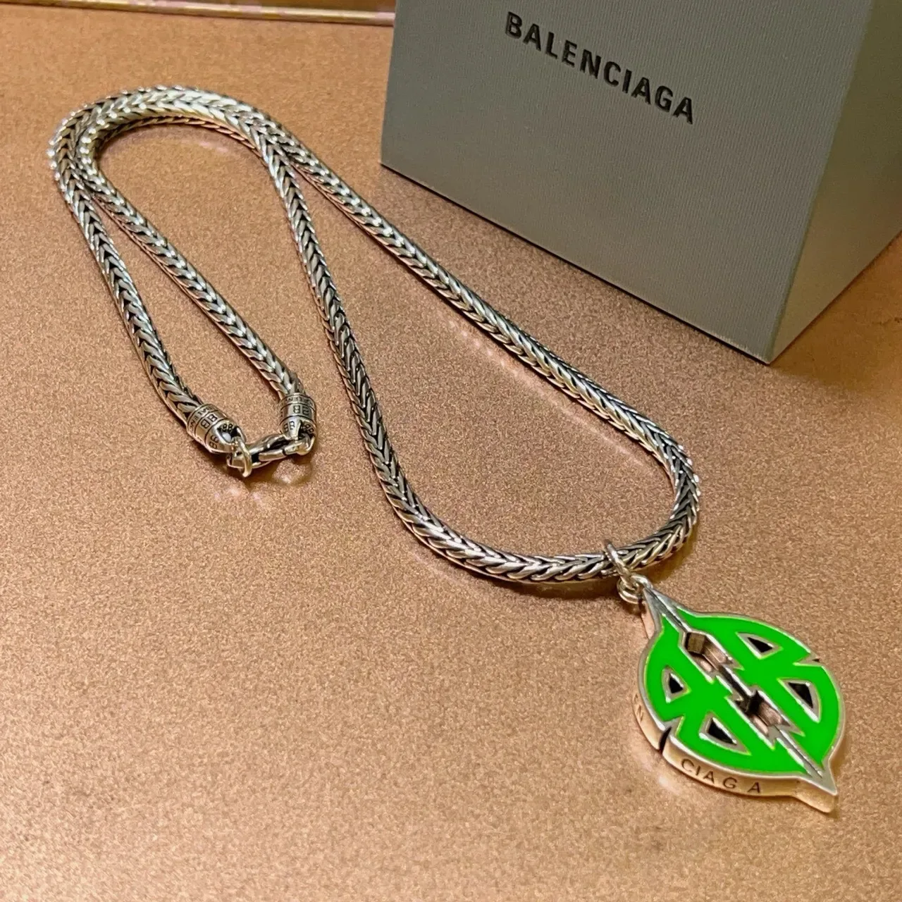 Balenciaga Logo Colgante de hoja verde plata cadena trenzada esmaltada 6