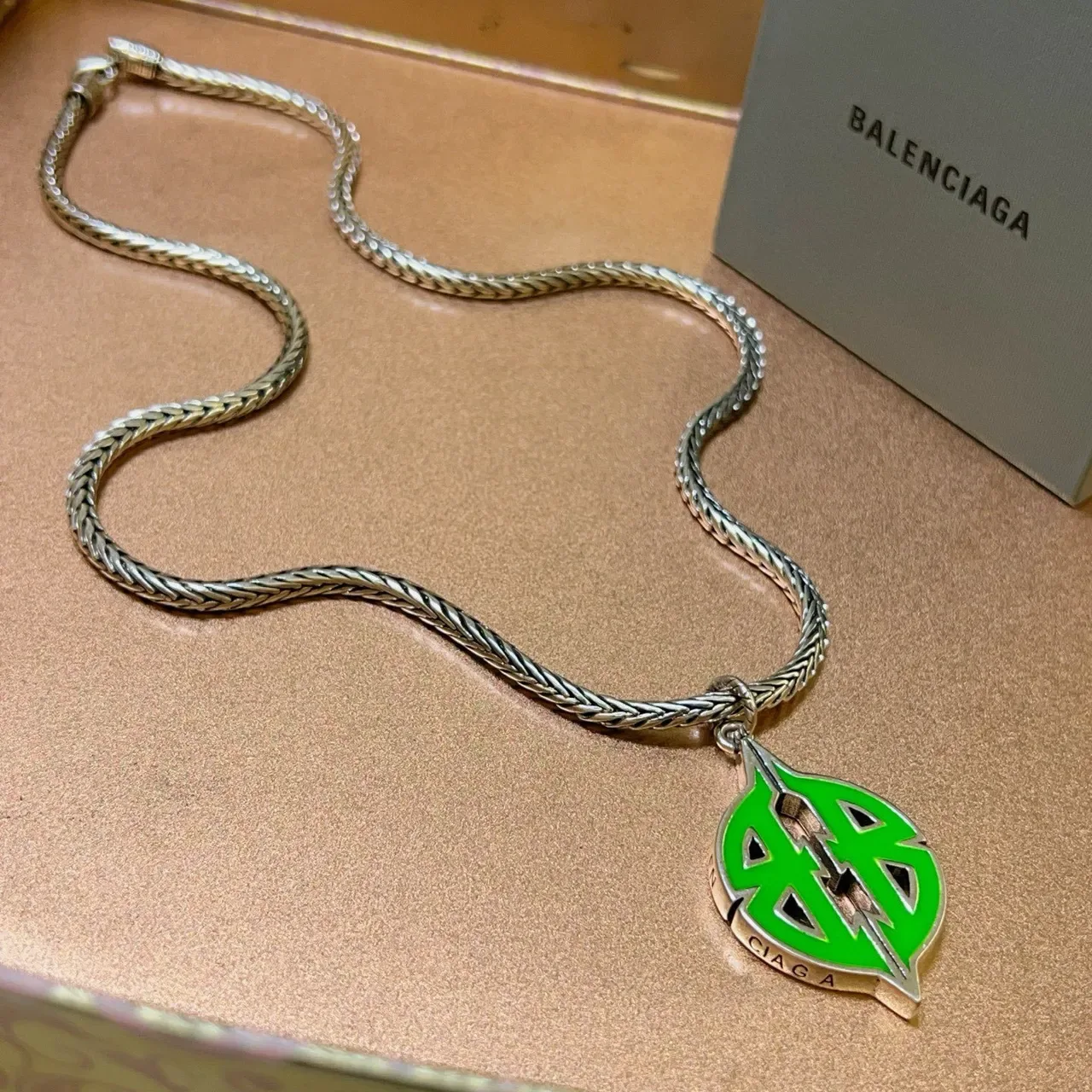 Balenciaga Logo Colgante de hoja verde plata cadena trenzada esmaltada 7
