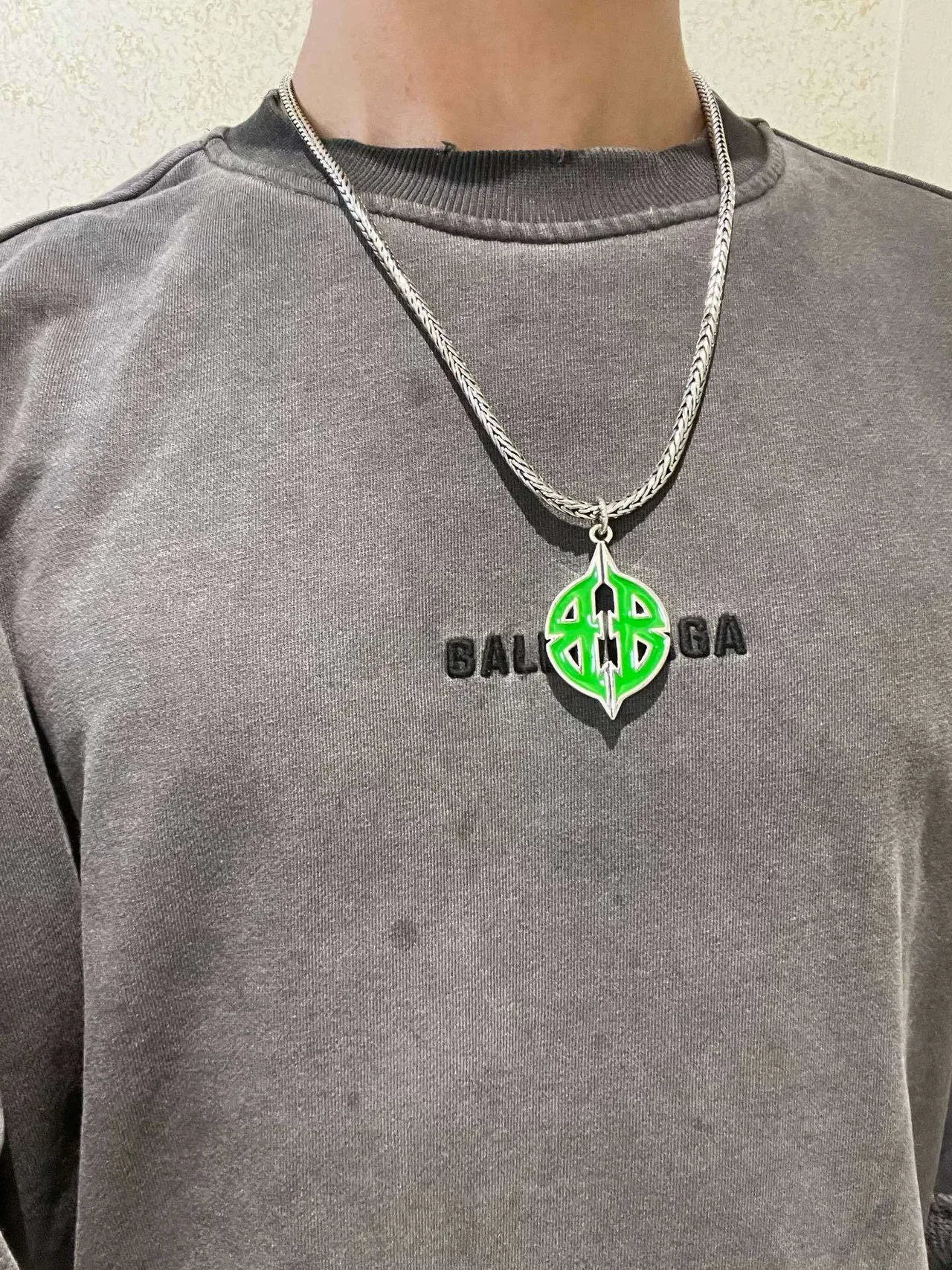 Balenciaga Logo Colgante de hoja verde plata cadena trenzada esmaltada 8