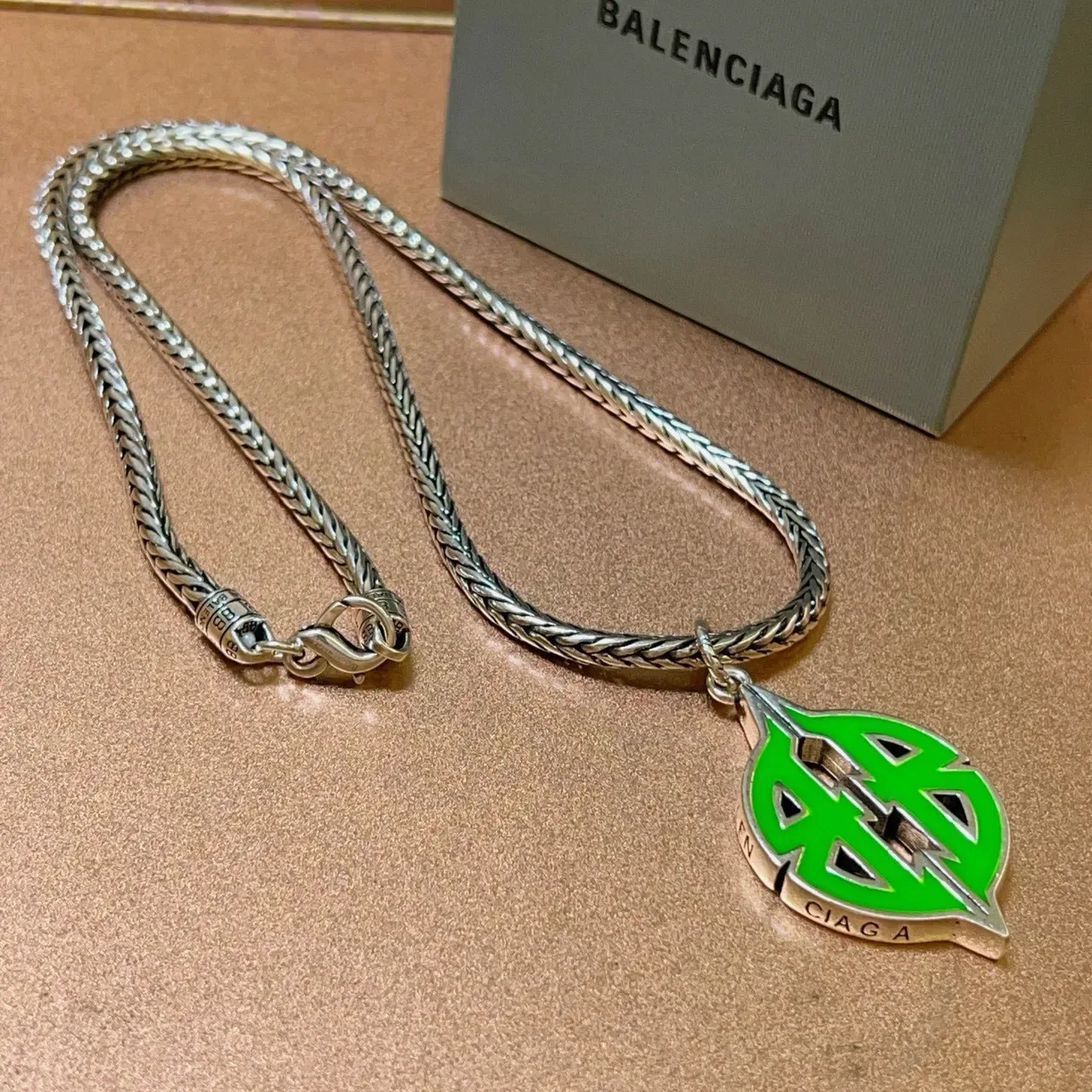 Balenciaga Logo Colgante de hoja verde plata cadena trenzada esmaltada 9