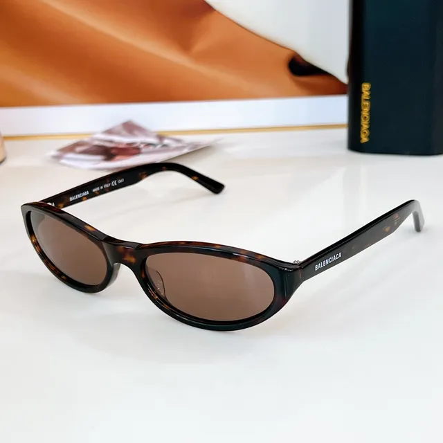 Balenciaga Lunettes de Soleil Cat-Eye Étroite avec Lentille Amber 9