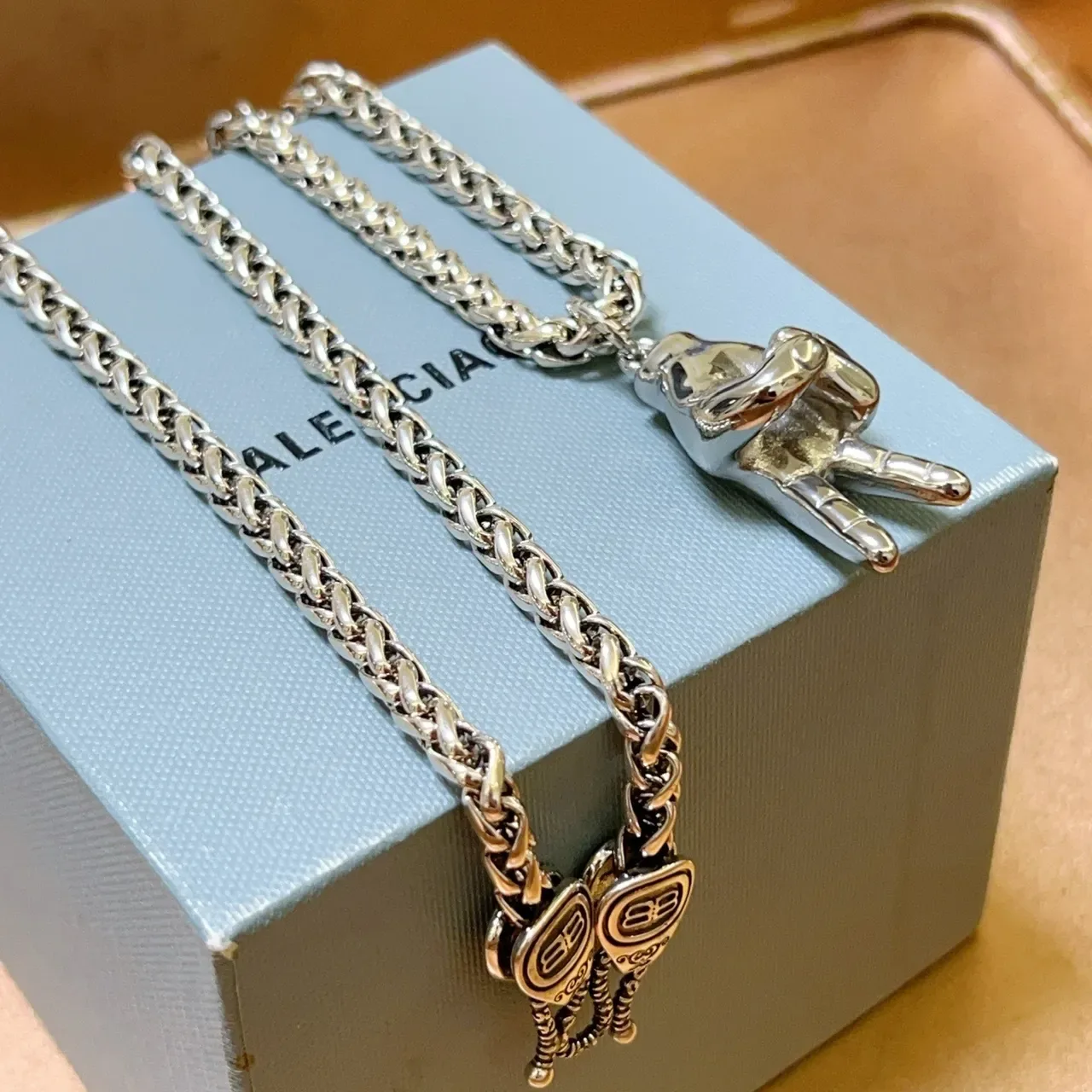 Balenciaga Signe de la Paix Main Argent Chaîne Curb Chunky Pendentif Sculptural Collier 3