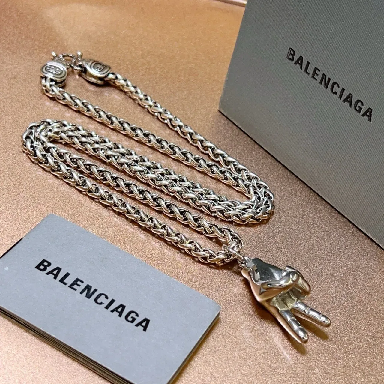 Balenciaga Signe de la Paix Main Argent Chaîne Curb Chunky Pendentif Sculptural Collier 4