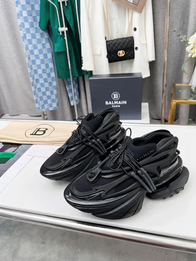 Balenciaga Runner Monochromatic Black Chunky Sneakers 8