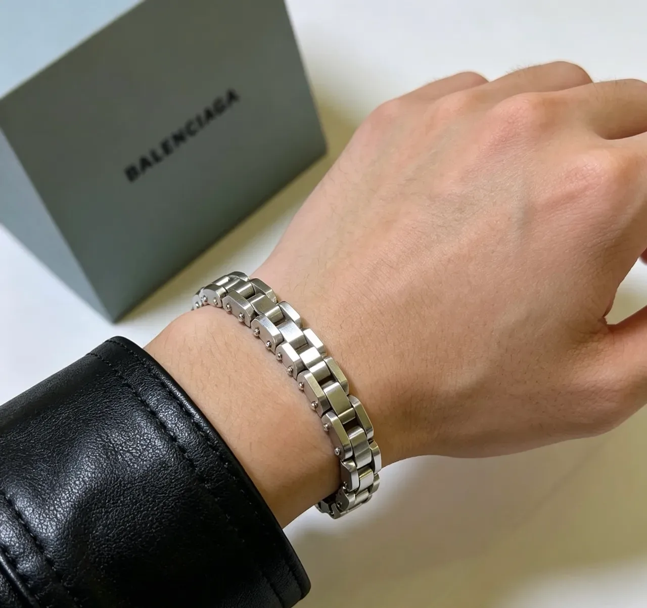 Balenciaga Bracelet Argent Gris Géométrique Maillons Facettés Construction Rivetée 3