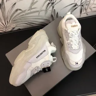 Balenciaga Triple S حذاء رياضي أبيض سميك