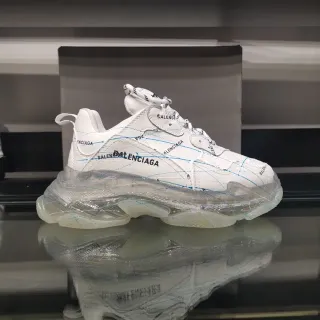 Balenciaga Triple S أبيض شفاف oversized مع sole شفافة upper متعدد الطبقات chunky sneakers