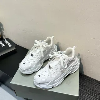 Balenciaga حذاء رياضي سميك أبيض أسود سول مثقوب في مقدمة