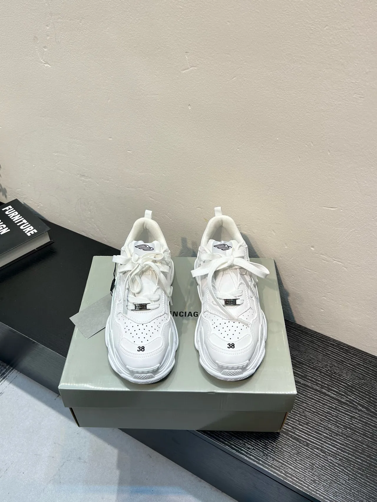 Balenciaga Tênis Chunky com Solado Branco e Preto e Biqueira Perfurada 2